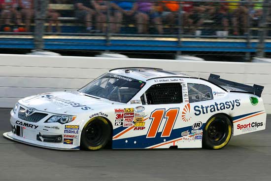 Stratasys 是 Joe Gibbs Racing 车队 11 号丰田凯美瑞的主要赞助商，该车在 NASCAR 全国系列赛中由 Elliott Sadler 驾驶。