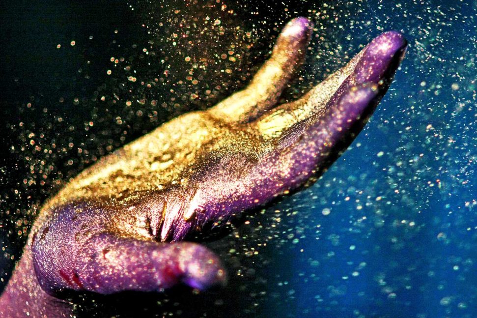 hand-covered-in-glitter_1600-971x647